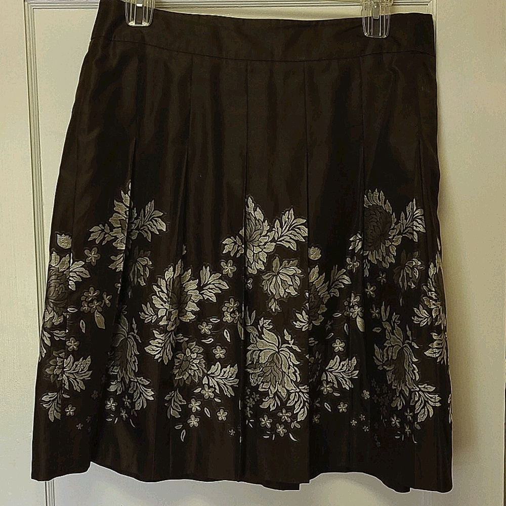Ann Taylor Brown pleated skirt white embroidery